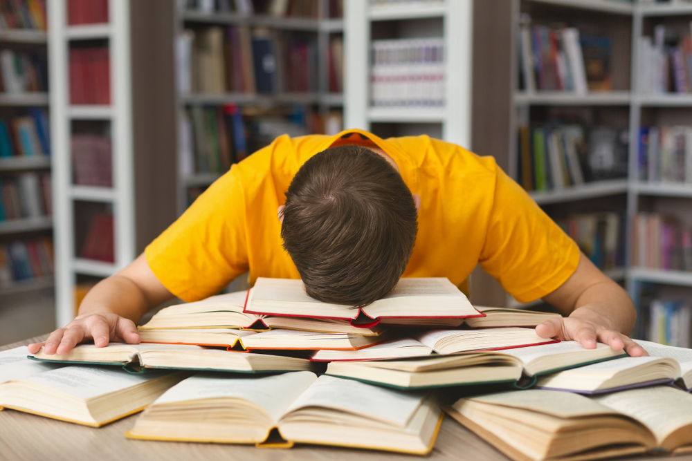 estudiante encima de libros 