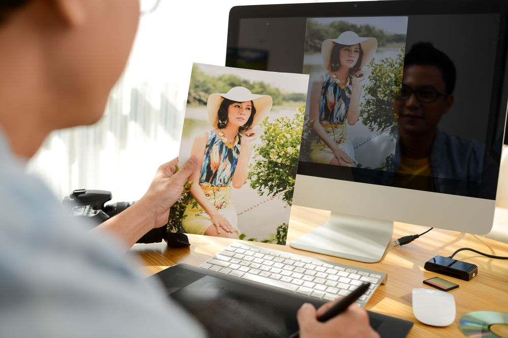 hombre sosteniendo foto para edición